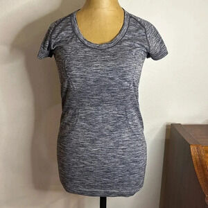 Lululemon 6 swiftly tech blue heathered short sleeve in great pre owned cond